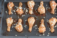 Garlic Hähnchen legs from the baking sheet