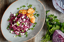 Red cabbage salad with roasted Hähnchen, and Feta