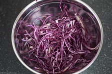 Red cabbage salad with roasted Hähnchen, and Feta