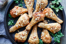 Garlic Hähnchen legs from the baking sheet