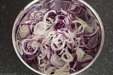 Red cabbage salad with roasted Hähnchen, and Feta