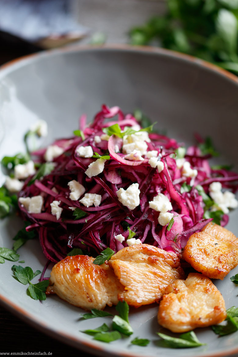 Rotkohl Salat mit gebratenem Hähnchen - www.emmikochteinfach.de