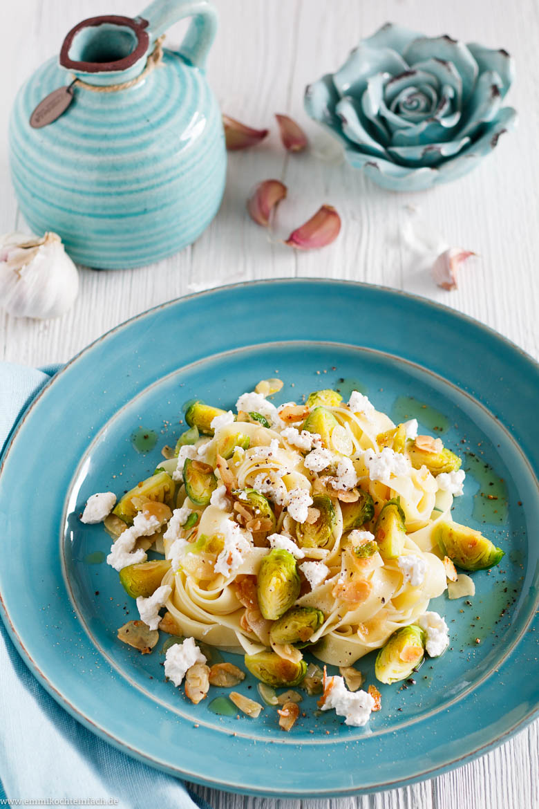 Schnelle Pasta mit Rosenkohl, Mandeln & Ricotta - www.emmikochteinfach.de