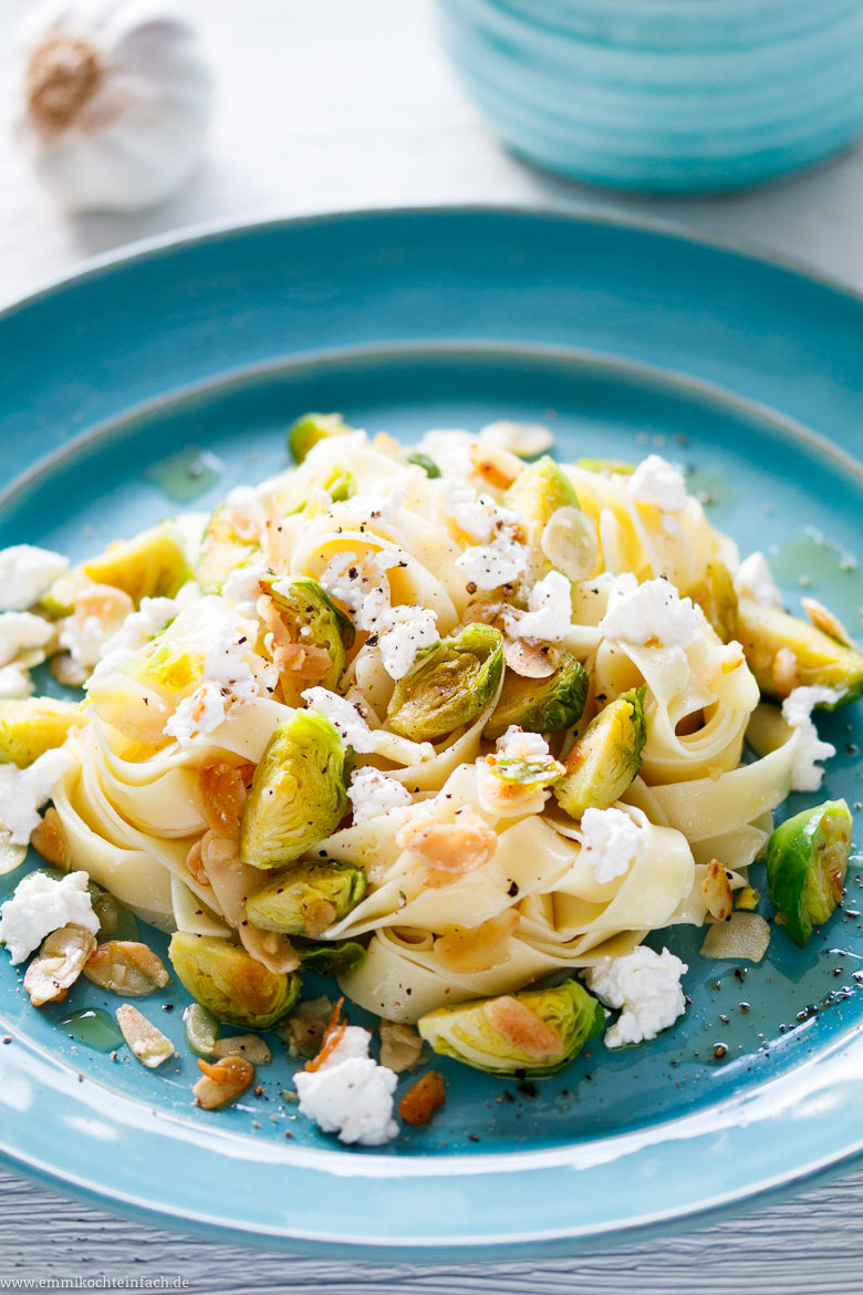 Schnelle Pasta mit Rosenkohl, Mandeln & Ricotta - www.emmikochteinfach.de